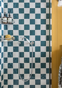 Pared de baño de recuadros de Azulejos de Zellige azul y blanco